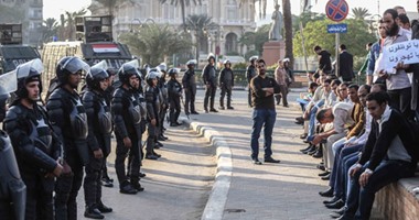 قوات الأمن تفض مظاهرة حاملى الماجستير والدكتوراه فى ميدان التحرير