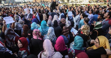 الشرطة النسائية تصل محيط مجلس الوزراء بالتزامن مع وقفة حملة الماجستير