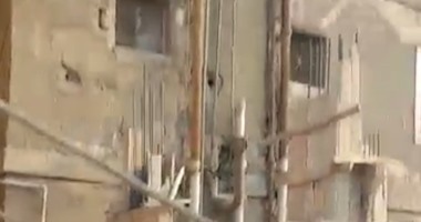 صحافة المواطن.. مخالفة بناء بمدينة السلام تُغلق مدخل عقارات على سكانه