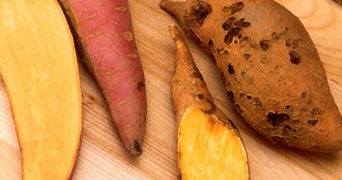 البطاطا مشوية أو مسلوقة أكلات سريعة للتدفئة فى الشتاء
