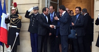 بالصور.. الرئيس السيسى يغادر مقر مجلس الوزراء الفرنسى عقب لقائه "فالس"
