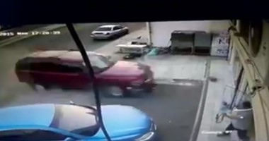 بالفيديو.. حادث مروع لسيارة تقتحم أحد صالونات الحلاقة فى مكة المكرمة