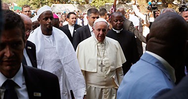 بالصور.. البابا فرنسيس من مسجد بانجى الكبير: "المسلمين والمسيحيين إخوة"