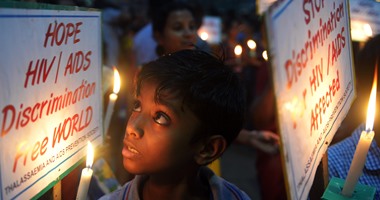 بالشموع واللافتات.. الأطفال فى الهند ينظمون تظاهرة للتوعية بالمرض