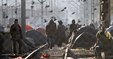 بالصور..المهاجرون عالقون بين اليونان ومقدونيا بعد انتهاء الأخيرة من بناء سياج عازل