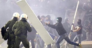 متظاهرون يونانيون يلقون قنابل حارقة باتجاه السفارة الأمريكية في أثينا