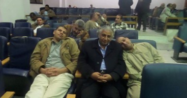 بالصور..مرشحو الشرقية ينامون فى قاعة المحكمة خلال انتظارهم البت فى الطعون