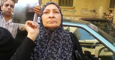 بالفيديو.. المواطنة أم أيمن للمسئولين:" عاوزين سكن يسترنا فى الدويقة"