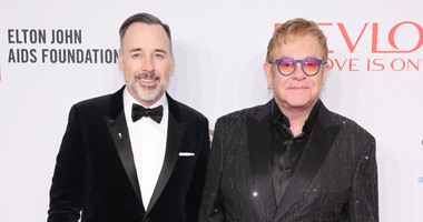بالصور.. أليك بالدوين وووبى جولدبرج يحضران حفل "Elton John AIDS"