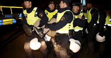 بالصور.. الشرطة السويدية تجلى أفراد من الغجر فى مخيم غير قانونى
