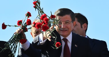 بالصور.. داوود أغلو يلقى الورود على مؤيديه أمام مطار أتاتورك