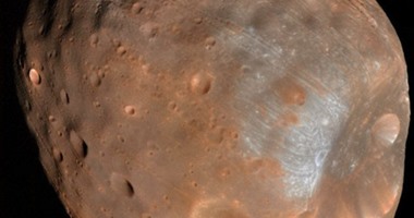 كوكب المريخ يأكل أكبر أقماره ويهددها بالتمزق