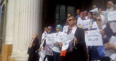 بالصور.. وقفة لصيادلة الإسكندرية أمام مفوضية الدولة للمطالبة بتطبيق الكادر