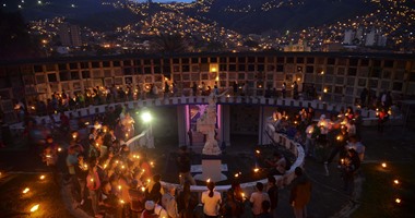 بالصور.. كولومبيا تحيى عيد القديسين بالشموع والزهور وأرق الكلمات