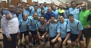 لاعبو يد الزمالك يلتقطون صورة مع فيريرا احتفالا بلقب إفريقيا