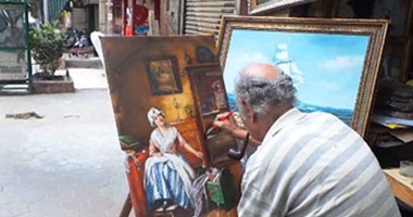 بالفيديو..بعد دراسته بإنجلترا..”عم أحمد” يرسم لوحات فنية بالسيدة زينب:”وطنى حلو”