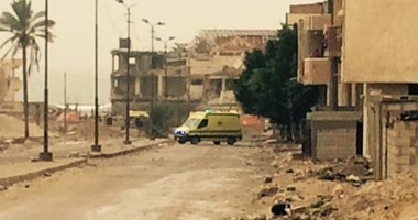تجمع أهالى المصابين المدنيين بحادث تفجير نادى الشرطة بالعريش أمام المستشفى