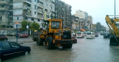 بالفيديو.. نقل المواطنين بـ"بلدوزر" بعد غرق شوارع الإسكندرية بمياه الأمطار
