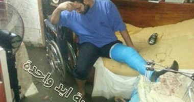 مواطن مكسور القدم يتحسر على غرق منزله فى الأمطار بالإسكندرية