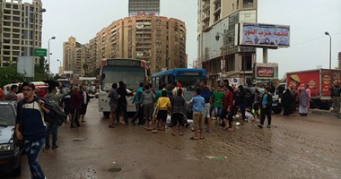 بالصور.. الأهالى يقطعون طريق 14 مايو بسموحة بسبب غرق عزبة حجازى