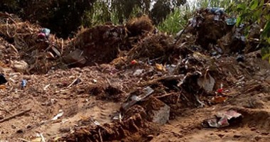 صحافة المواطن.. إلقاء القمامة بنهر النيل فى قرية أبو غالب بالجيزة