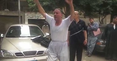 بالفيديو..مواطن يخلع ملابسه احتجاجا على رفض الأمن مقابلته لرئيس الوزراء