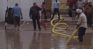 بالصور.. شفط مياه الأمطار من داخل مدارس المطرية بالدقهلية