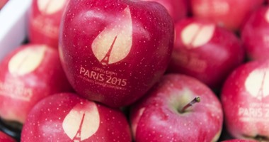 بالصور.. "التفاح" أحدث أساليب الدعاية لمؤتمر المناخ فى باريس