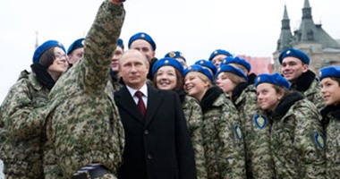 بالصور.. بوتين يلتقط "سيلفى" فى احتفالات يوم الوحدة الوطنية بموسكو