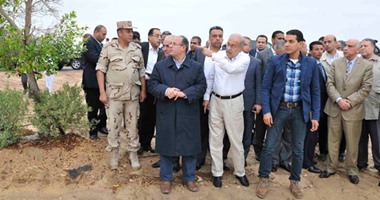 أهالى مدينة إدكو يستقبلون رئيس الوزراء بهتافات "تحيا مصر.. يحيا السيسى"