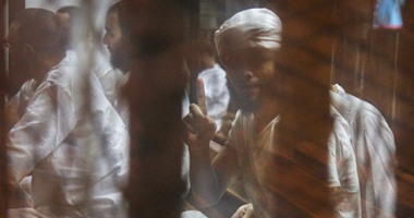 متهمو "أنصار الشريعة" يرتدون ملابس بيضاء رغم الحكم بحبسهم بالجلسة السابقة