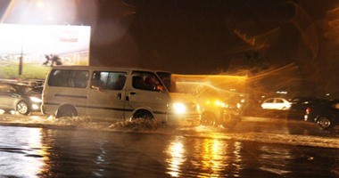 بالفيديو..هروب السيارات للاتجاه المعاكس من محور 26 يوليو بسبب غرقه بالأمطار
