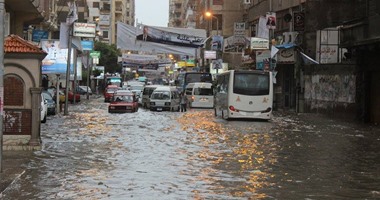 أمطار رعدية تضرب الإسكندرية.. وتكدس فى الشوارع الرئيسية