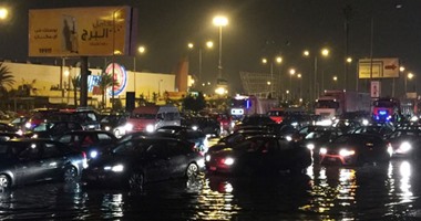 الغرق يصل الجيزة.. أمطار غزيرة تعوق الحركة فى شوارع الشيخ زايد وأكتوبر وانقطاع التيار الكهربائى عنهما.. شلل مرورى على المحور والميادين وشركة الصرف تدفع بسيارات لشفط المياه