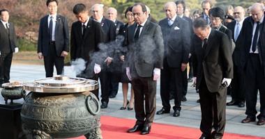 بالصور.. هولاند يزور نصب المقبرة الكورية فى اول زيارة له لكوريا الجنوبية