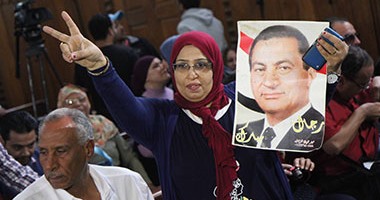 بالصور.. أبناء مبارك يتظاهرون داخل محكمة النقض مرددين "بالروح والدم نفديك يامبارك"