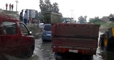 بالفيديو..تكدس مرورى بنفق طنطا بسبب الأمطار..والحى يستعين بـ"لودر" لرفع المياه