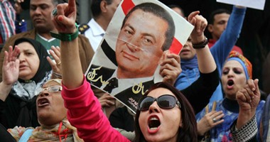 بالفيديو والصور.. أنصار مبارك يشتبكون مع المطالبين بالحق المدنى لشهداء الثورة بمحكمة النقض