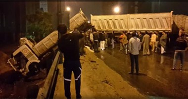 صحافة المواطن.. انقلاب مقطورة أعلى كوبرى بنها بسبب الأمطار وتوقف الطريق