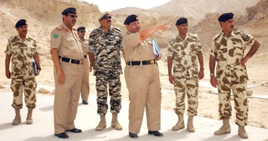 القائد العام لقوة دفاع البحرين ورئيس الأركان يتفقدان وحدة دفاعية