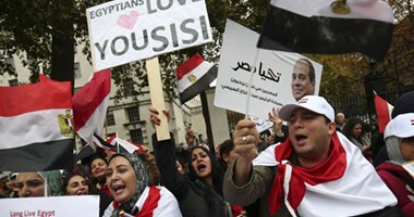 بالفيديو.. السيسى يحيى أعضاء الجالية المصرية أمام مقر إقامته بلندن