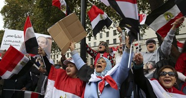 بالصور.. وقفة الجالية المصرية بلندن ترد على شتائم الإخوان بهتاف: تحيا مصر