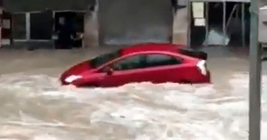 بالفيديو.. السيول تجرف السيارات فى منطقة وسط البلد بعمان