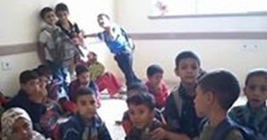 صحافة المواطن.. تلاميذ مدرسة يفترشون الأرض لعدم توفير مقاعد فى المنيا