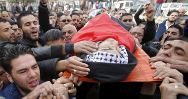 بالصور.. المئات يشيعون شابا فلسطينيا استشهد على يد جنود الاحتلال قرب الخليل
