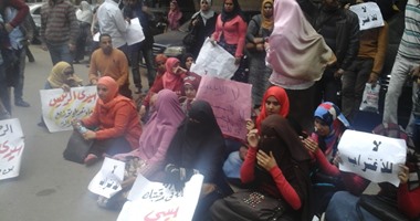 بالصور.. المعلمون يفترشون الأرض أمام "الوزراء" للمطالبة بإلغاء الاغتراب