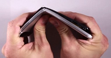 مش بس iphone 6 plus.. هاتف جوجل Nexus 6P يصدم مستخدميه بسهولة انحناءه