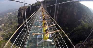 بالصور.. اليوجا على جسر الصين الزجاجى.. انسجام البشر والطبيعة والإبداع
