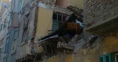 بالصور.. 5 آلاف عقار آيل للسقوط يهدد بحصد أرواح الأهالى فى الإسكندرية والمحافظة تخلى 7 منها فقط.. "الخولى": لا يمكن إخلاء العقارات جميعا وجارٍ حصر الحالات الأكثر احتياجا بالتنسيق مع التضامن الاجتماعى