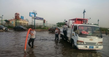 بالصور.. القوات البحرية تواصل شفط المياه من منطقة كارفور ومدخل الإسكندرية